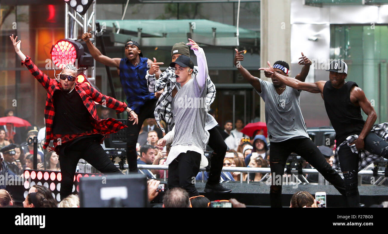 Justin Bieber joue sur NBC's "Today Show" du Rockefeller Plaza le 10 septembre 2015 à New York. Banque D'Images