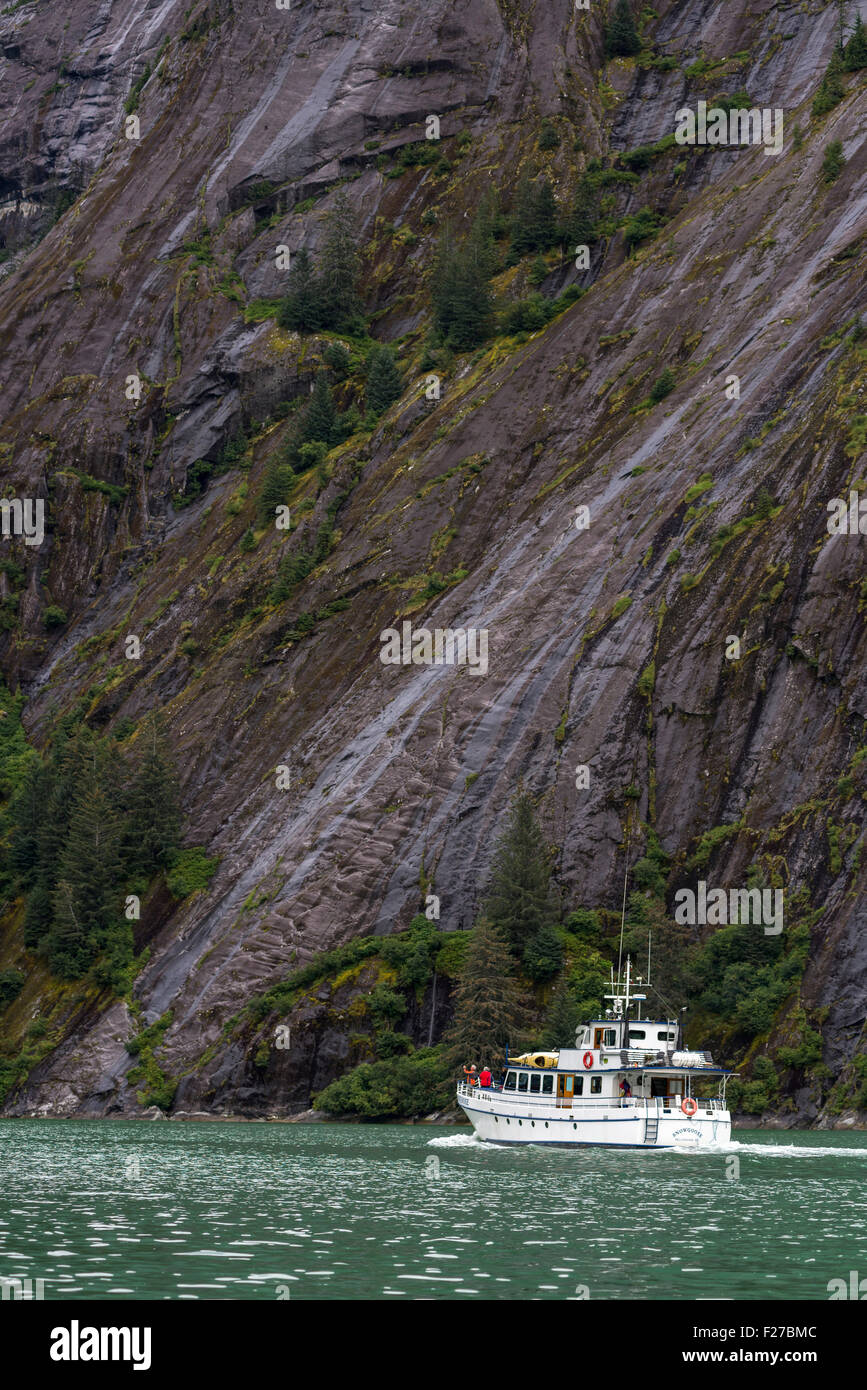 L'Oie des neiges, un petit bateau de croisière, dans la terreur, l'un des gués fjord glaciaire dans le sud de l'Alaska. Banque D'Images