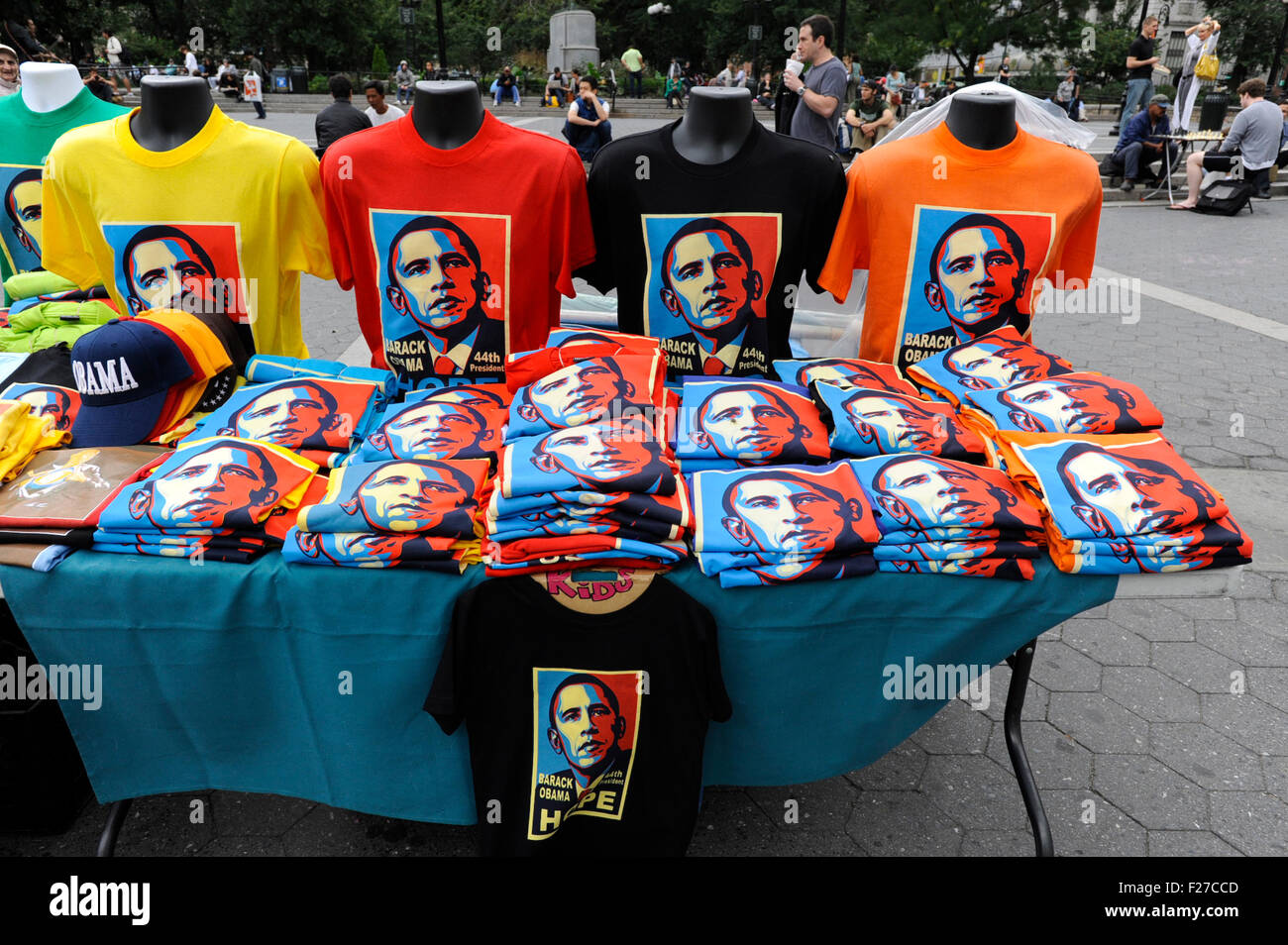 Obama t-shirts vendus par vendeur de rue à New York City, New York Banque D'Images