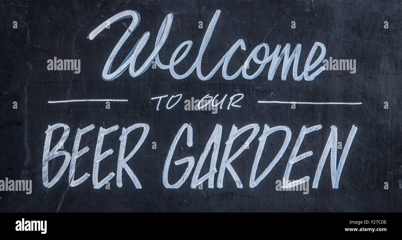 Un tableau noir signe extérieur d'un bar ou Pub disant Bienvenue dans notre jardin à bière Banque D'Images