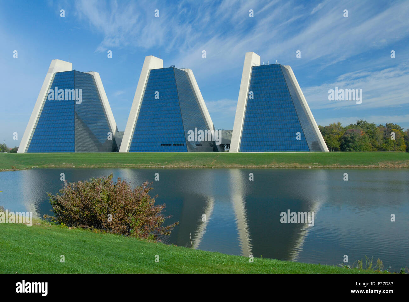 Les Pyramides conçu par Kevin Roche de College Park, Indianapolis, Indiana. Les murs rideaux de verre Banque D'Images