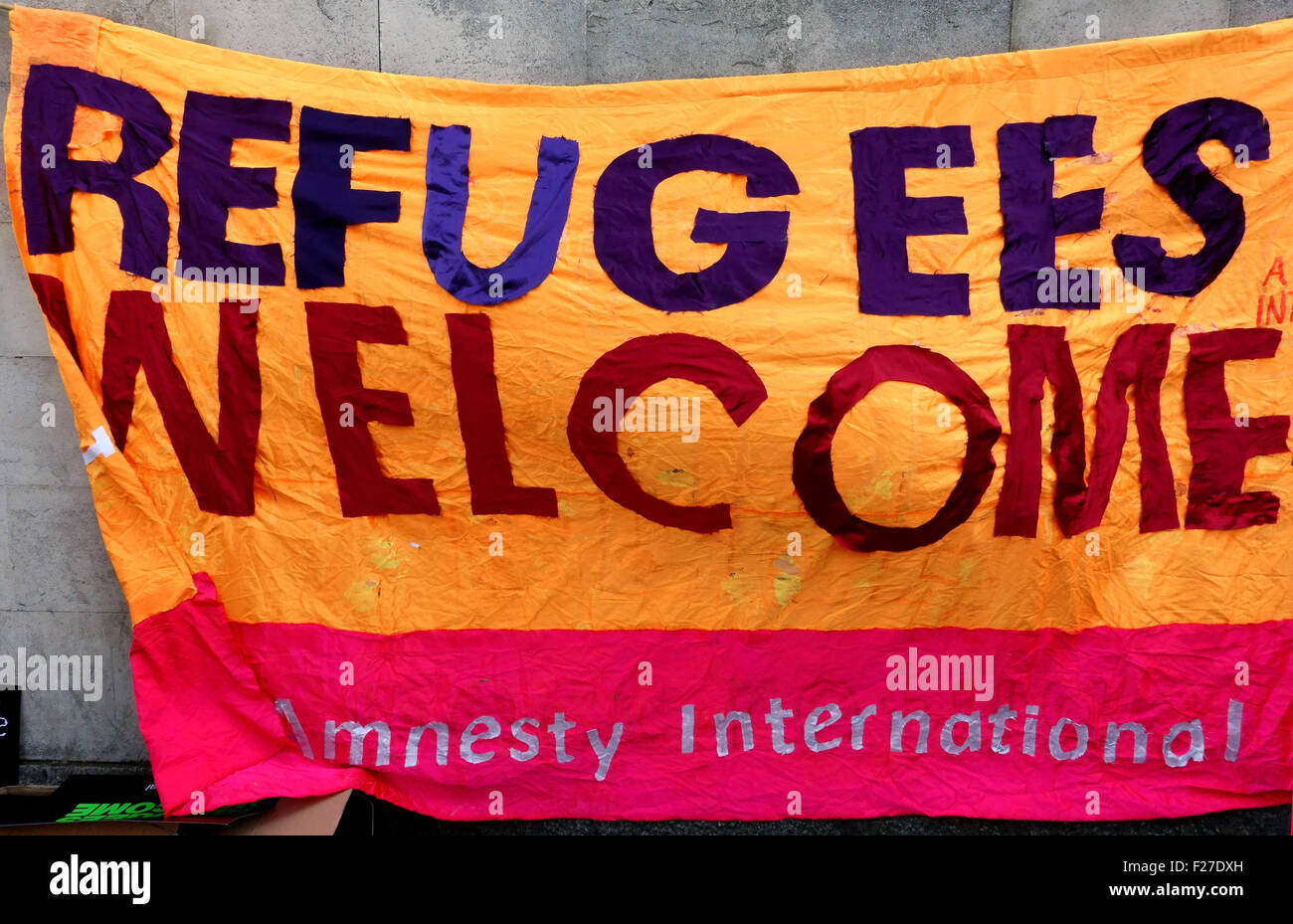 Les réfugiés d'Amnesty International 'Bienvenue' bannière pour London & démonstration rally Banque D'Images