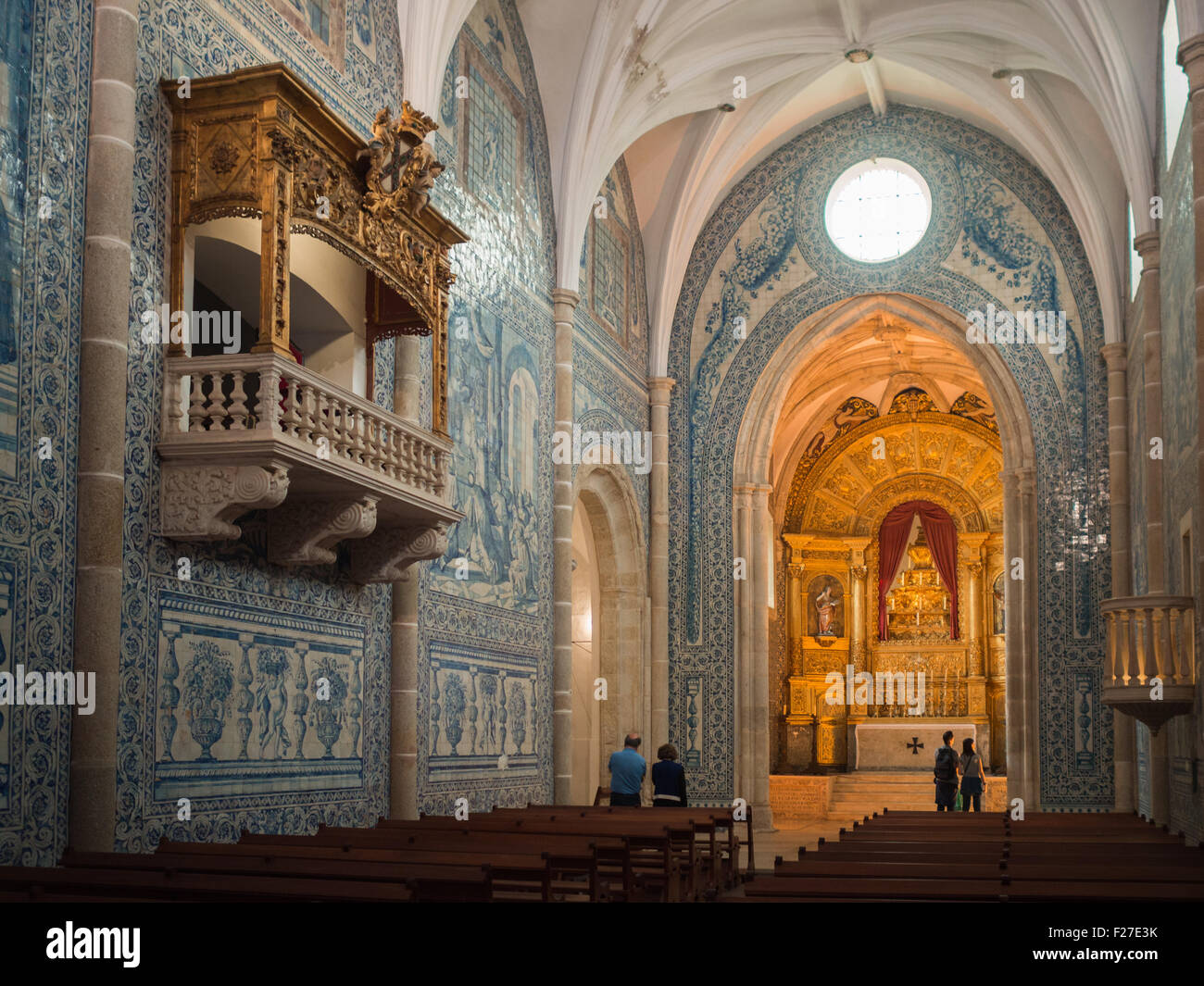 Viré bleu et blanc couvert de l'intérieur de l'église de St Jean l'Évangéliste Banque D'Images