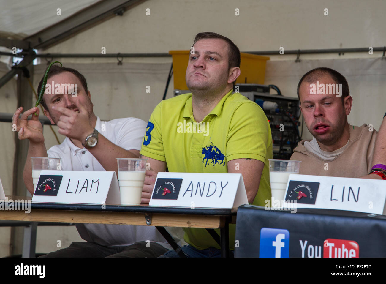 Bath, Royaume-Uni. 13 Sep, 2015. Le piment annuel Festival à Upton Cheyney près de Bath est l'hôte de la célèbre piment de manger la concurrence. Les membres du public sont invités à participer à ces championnats qui voir les participants mangent leur chemin à travers différents piments qui augmentent en intensité et 'hott-ness' jusqu'à ce qu'un vainqueur final demeure. Credit : Wayne Farrell/Alamy Live News Banque D'Images