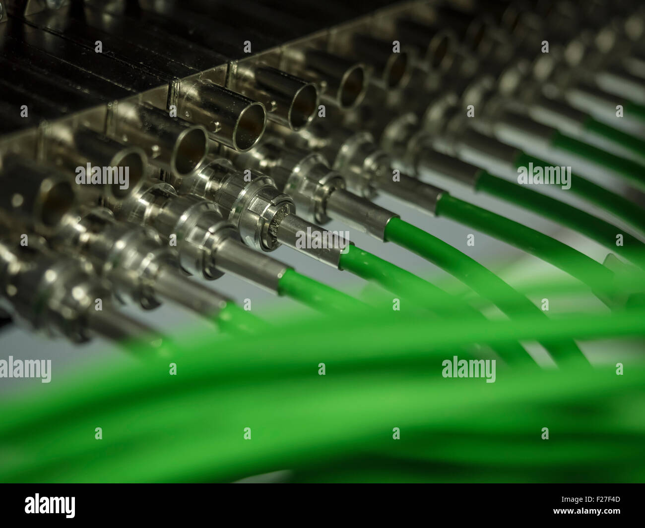 Signal HD SDI câblage du panneau de raccordement BNC dans le rack Banque D'Images