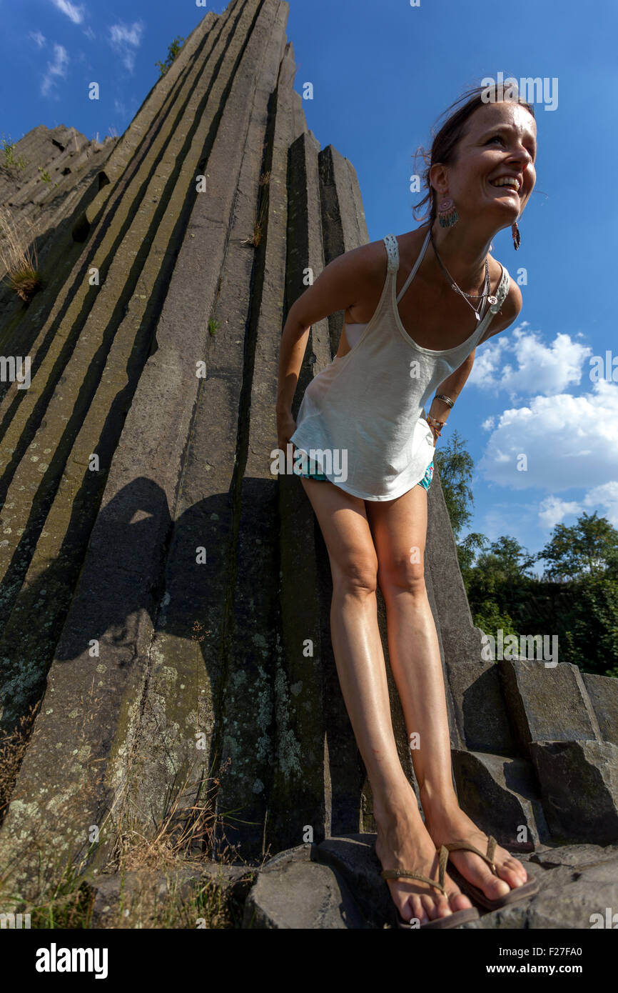 Femme sur la roche volcanique, Panska Skala, Kamenicky Senov, Bohème du Nord, République Tchèque, Europe Banque D'Images