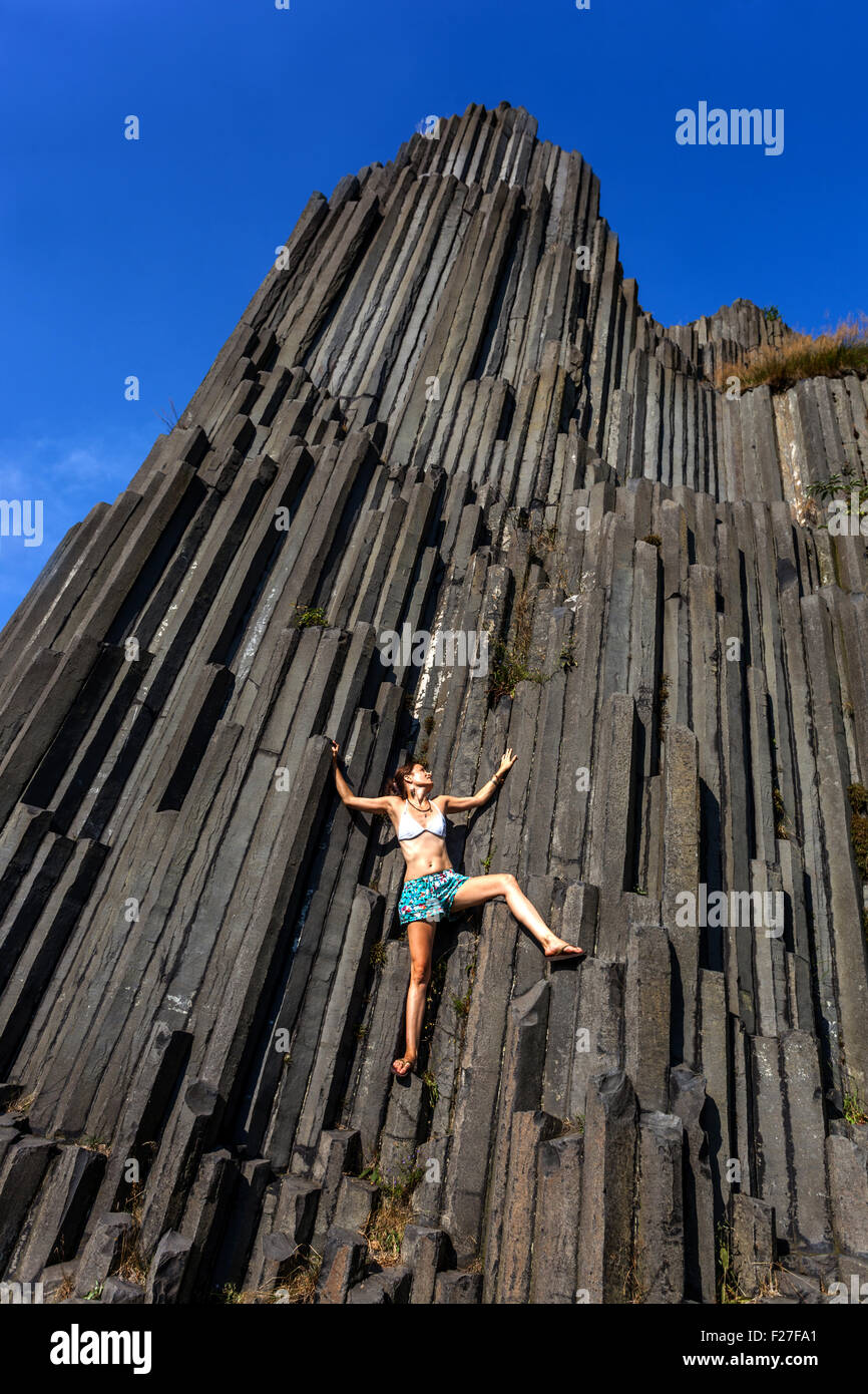 Femme sur la roche volcanique, Panska Skala, Kamenicky Senov, Bohème du Nord, République Tchèque, Europe Banque D'Images