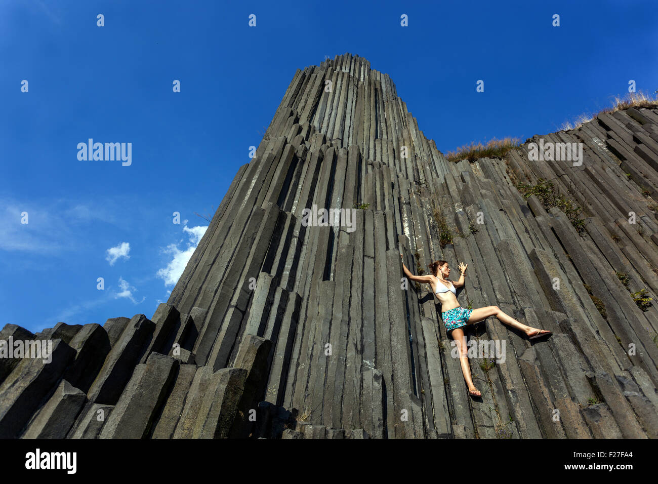 Femme sur la roche volcanique, Panska Skala, Kamenicky Senov, Bohème du Nord, République Tchèque, Europe Banque D'Images