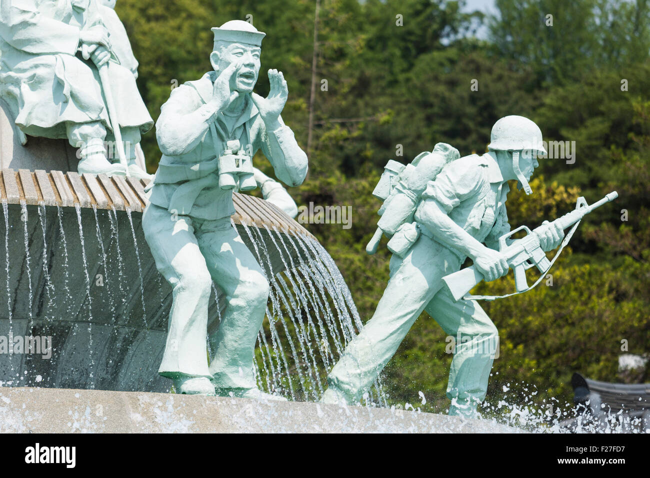 Fontaine à l'entrée du cimetière de guerre de Séoul. Banque D'Images