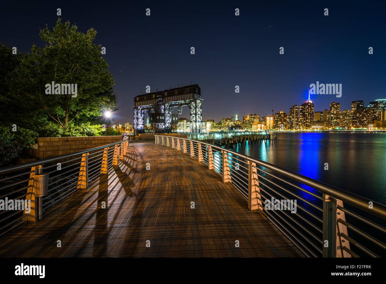 Promenade et vue de Manhattan à bras Plaza State Park la nuit, à Long Island City, Queens, New York. Banque D'Images