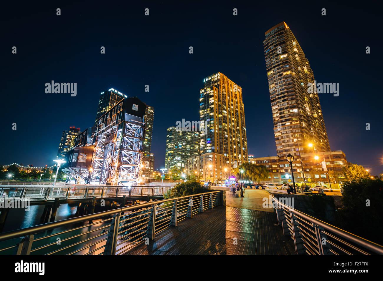 Passerelle et Long Island City at night, vu de bras Plaza State Park, Queens, New York. Banque D'Images