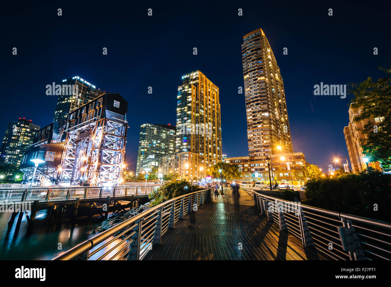 Passerelle et Long Island City at night, vu de bras Plaza State Park, Queens, New York. Banque D'Images