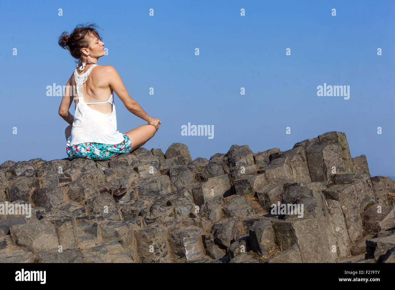Femme sur la roche volcanique, Panska Skala, Kamenicky Senov, Bohème du Nord, République Tchèque, Europe Banque D'Images