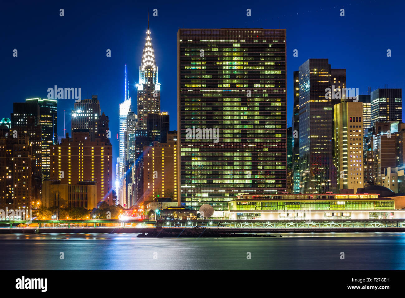Vue de Manhattan de nuit, Gantry Plaza State Park, à Long Island City, Queens. Banque D'Images