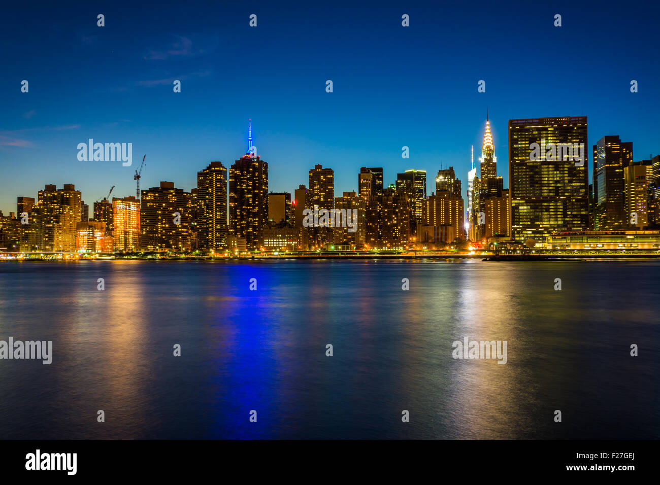 Vue de Manhattan de nuit, Gantry Plaza State Park, à Long Island City, Queens. Banque D'Images