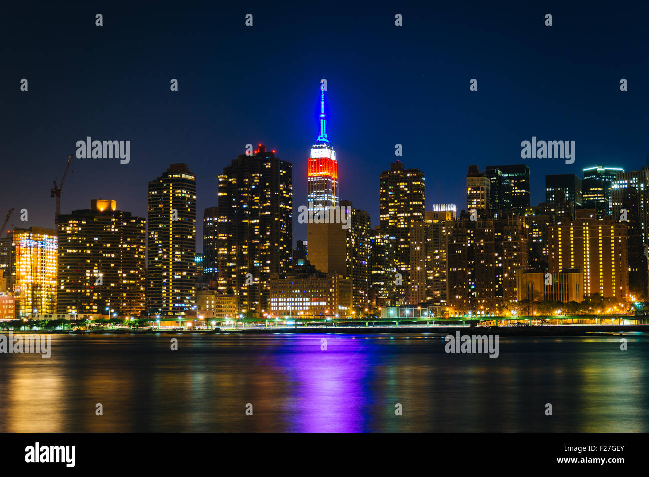 Vue sur l'Empire State Building a partir de la gantry Plaza State Park, à Long Island City, Queens, New York. Banque D'Images