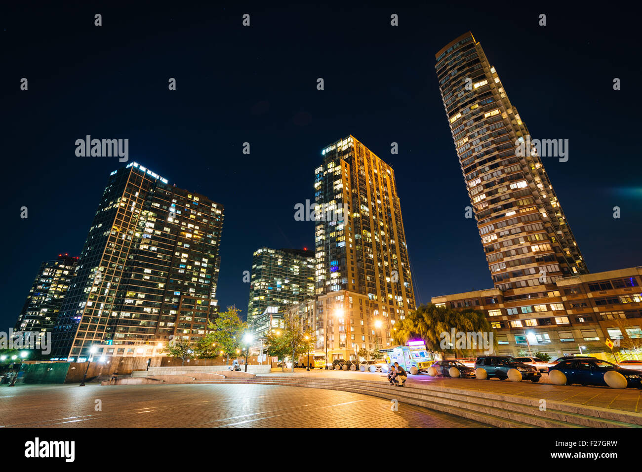 Gratte-ciel à Long Island City at night, dans le Queens, New York. Banque D'Images