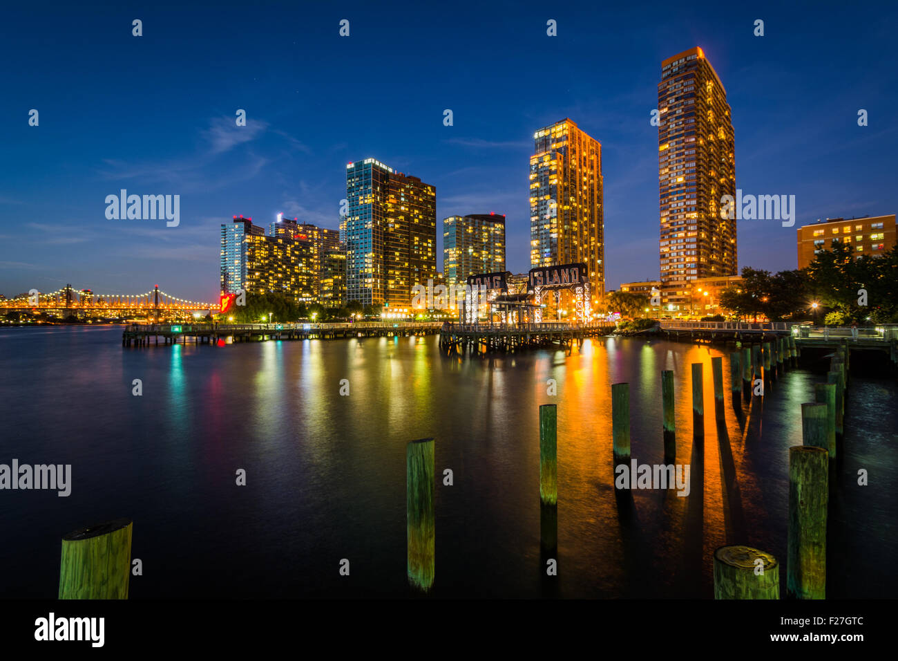 Pier des pilotis et bâtiments à bras Plaza State Park la nuit, à Long Island City, Queens, New York. Banque D'Images