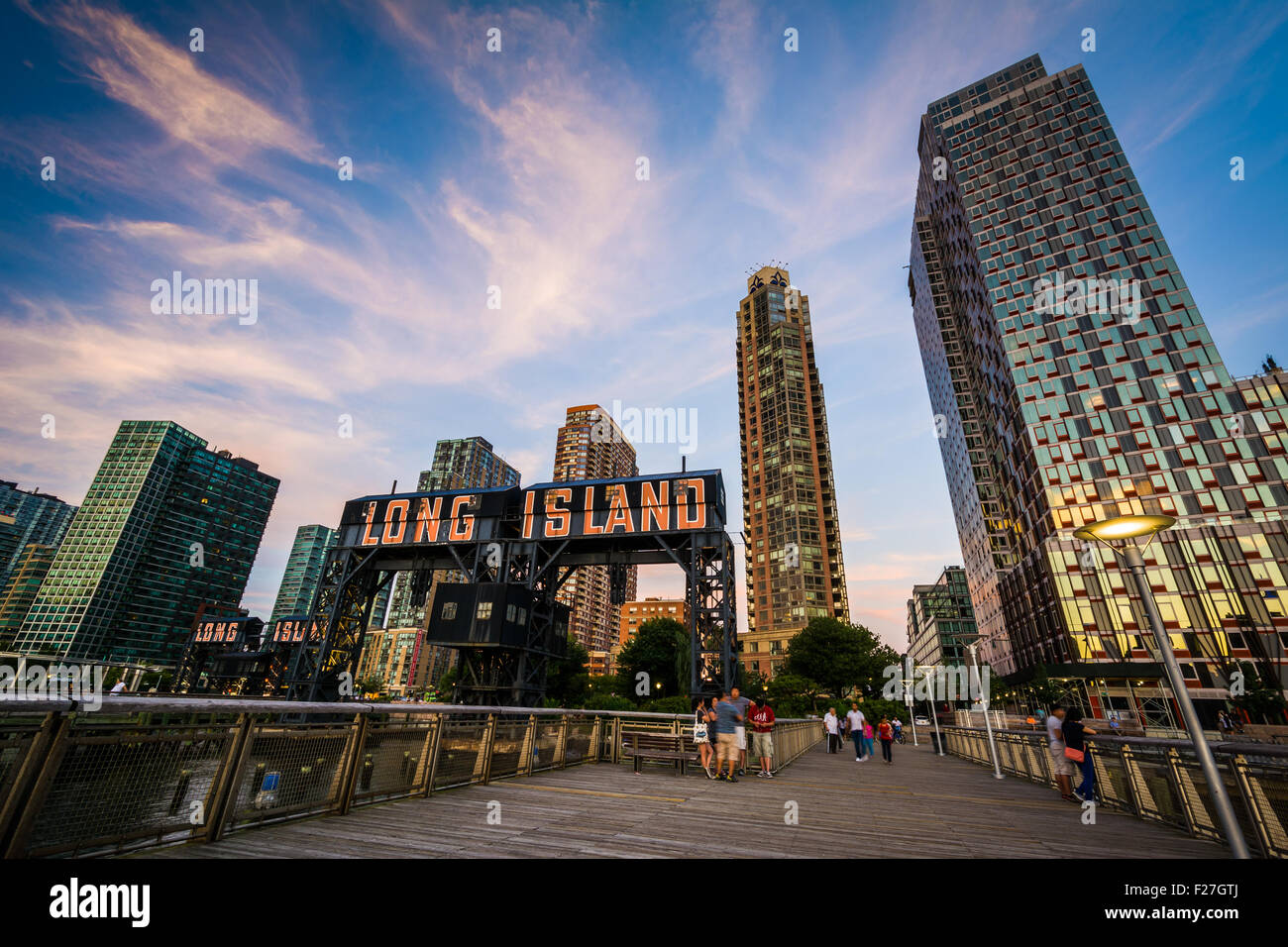 Pier et de la ville de Long Island au coucher du soleil, vu de bras Plaza State Park, Queens, New York. Banque D'Images