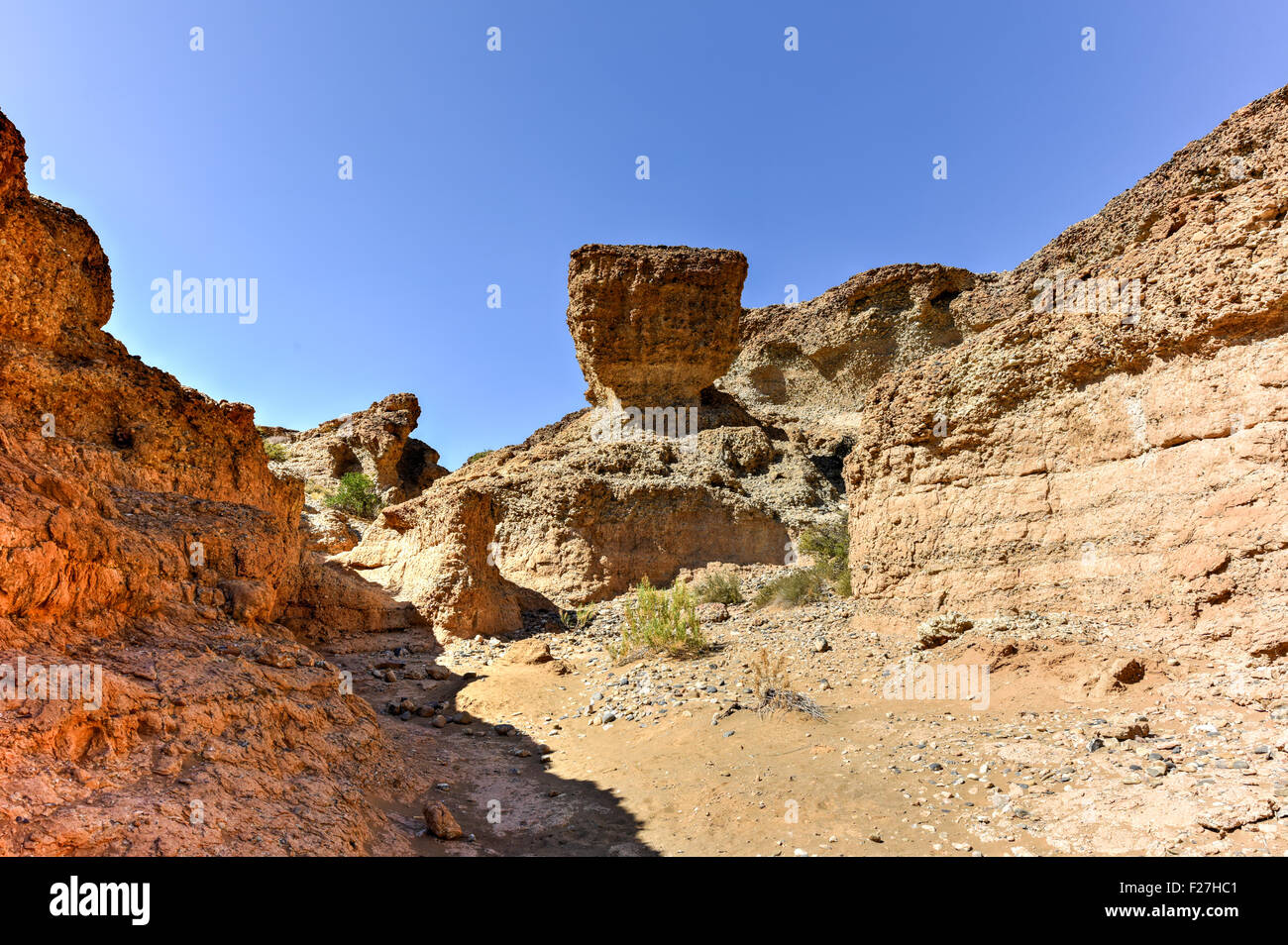 Le Canyon de Sesriem près de Sossusvlei en Namibie. La rivière Tsauchab a façonné le Canyon sur des millions d'années et c'est l'un des Banque D'Images