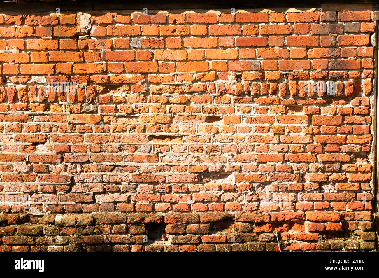 Un mur de brique médiévale. Le cours inférieur de la brique, principalement en anglais, sont des obligations et Tudor date de 1450. Banque D'Images