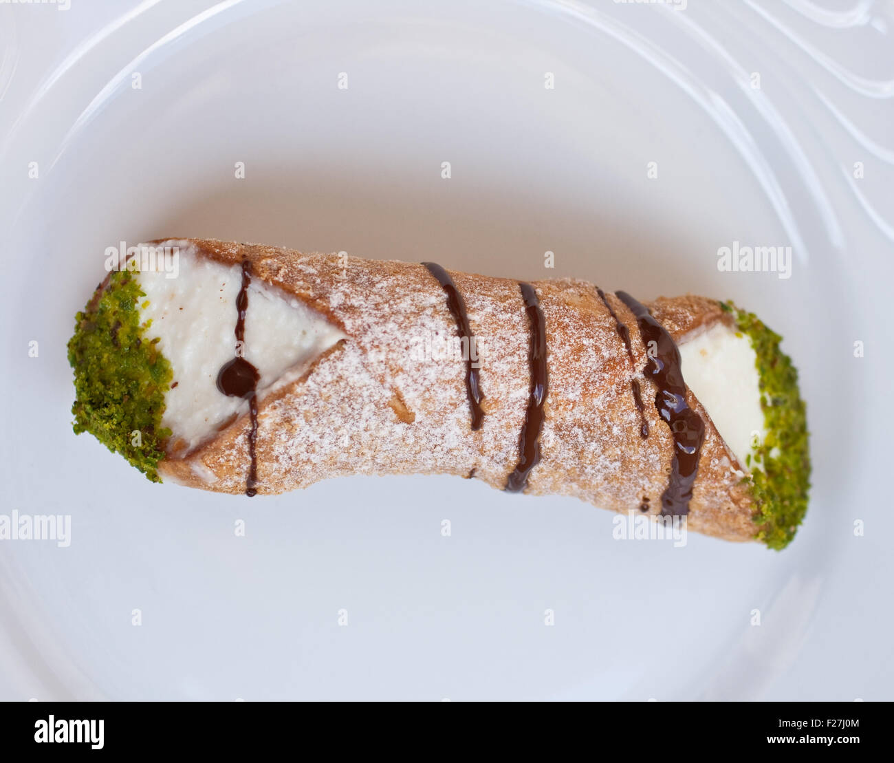 Cannoli siciliani - pâtisserie Sicilienne sur un plat Banque D'Images