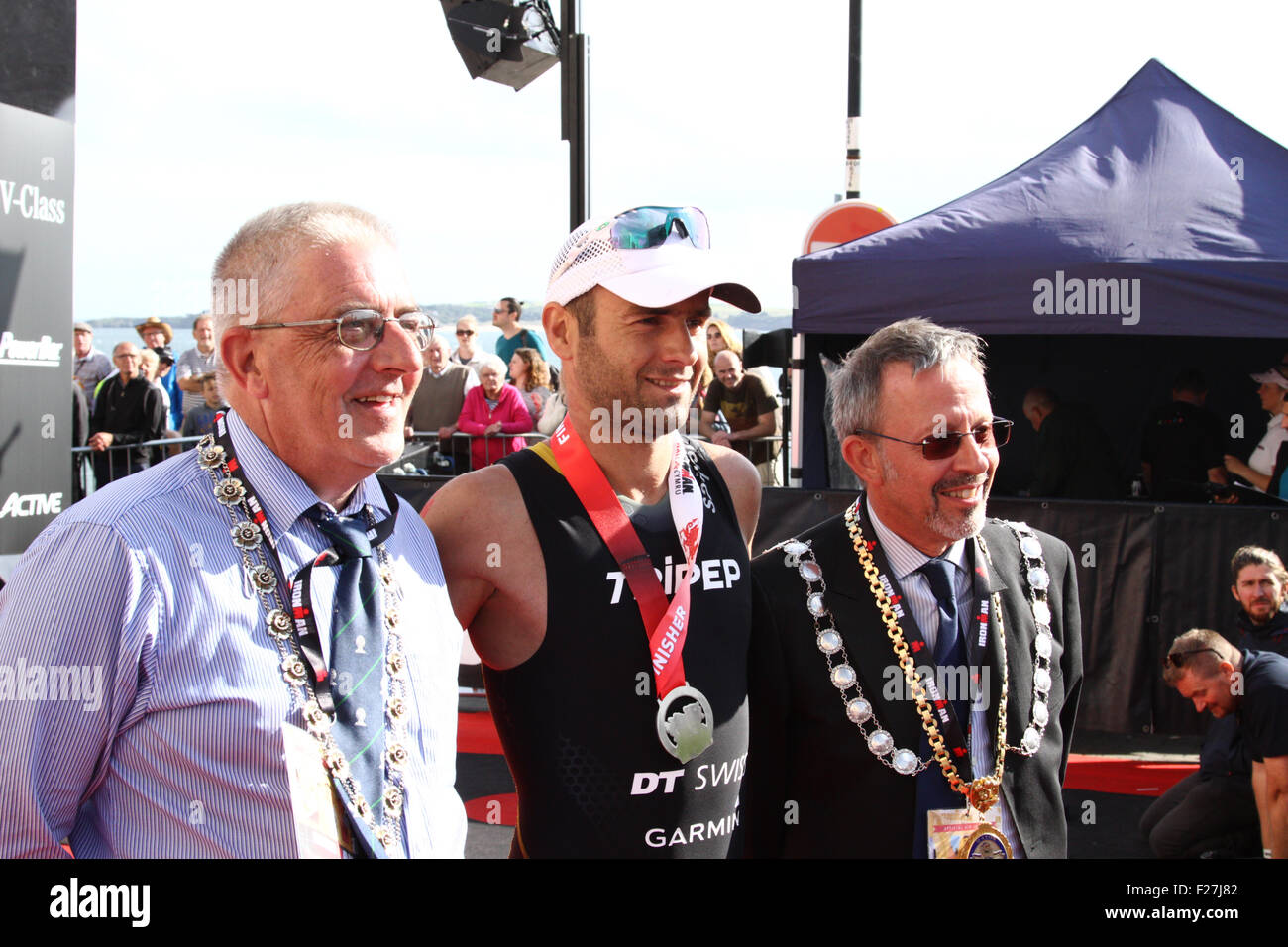 Ironman de galles, Tenby, Pembrokeshire, Pays de Galles de l'Ouest, Royaume-Uni. 13 Sep, 2015. Ironman de galles, Tenby, West Wales, UK. 2e place Andrej Vistica en fin de l'événement avec le président du Conseil de Pembrokeshire Wynne Evans, et maire de Tenby Paul Rapi. Cet événement était composé d'un 2,4 km de natation, 112 km à vélo et 26 mile run autour de Pembrokeshire. Crédit : Andrew Bartlett/Alamy Live News Banque D'Images