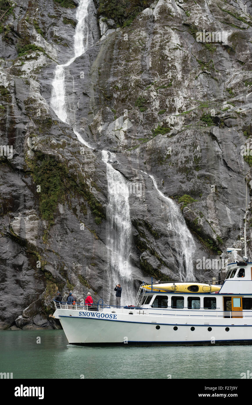 L'Oie des neiges, un petit bateau de croisière, dans la terreur, l'un des gués fjord glaciaire dans le sud de l'Alaska. Banque D'Images