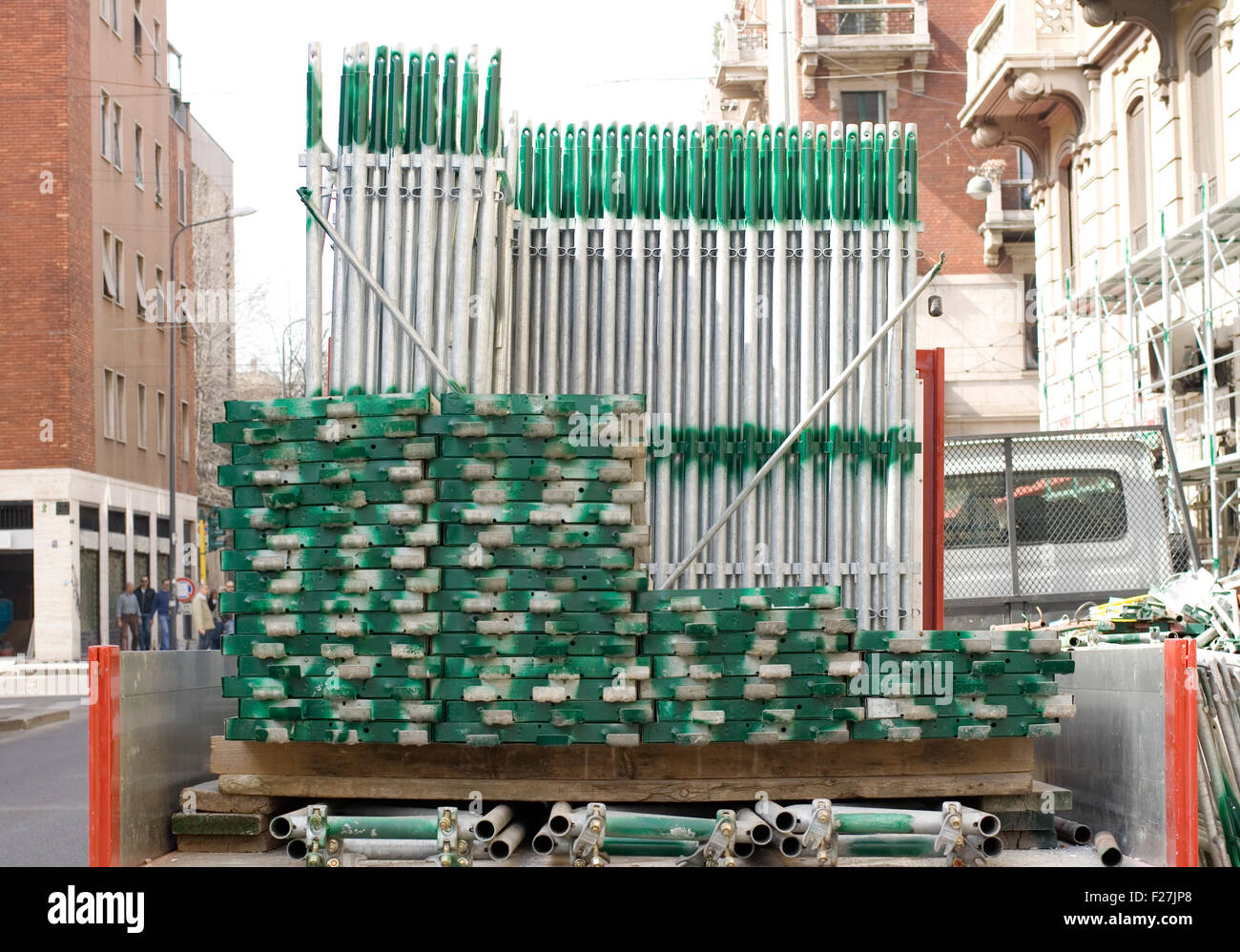 Échafaudage sur un camion, construction site Banque D'Images