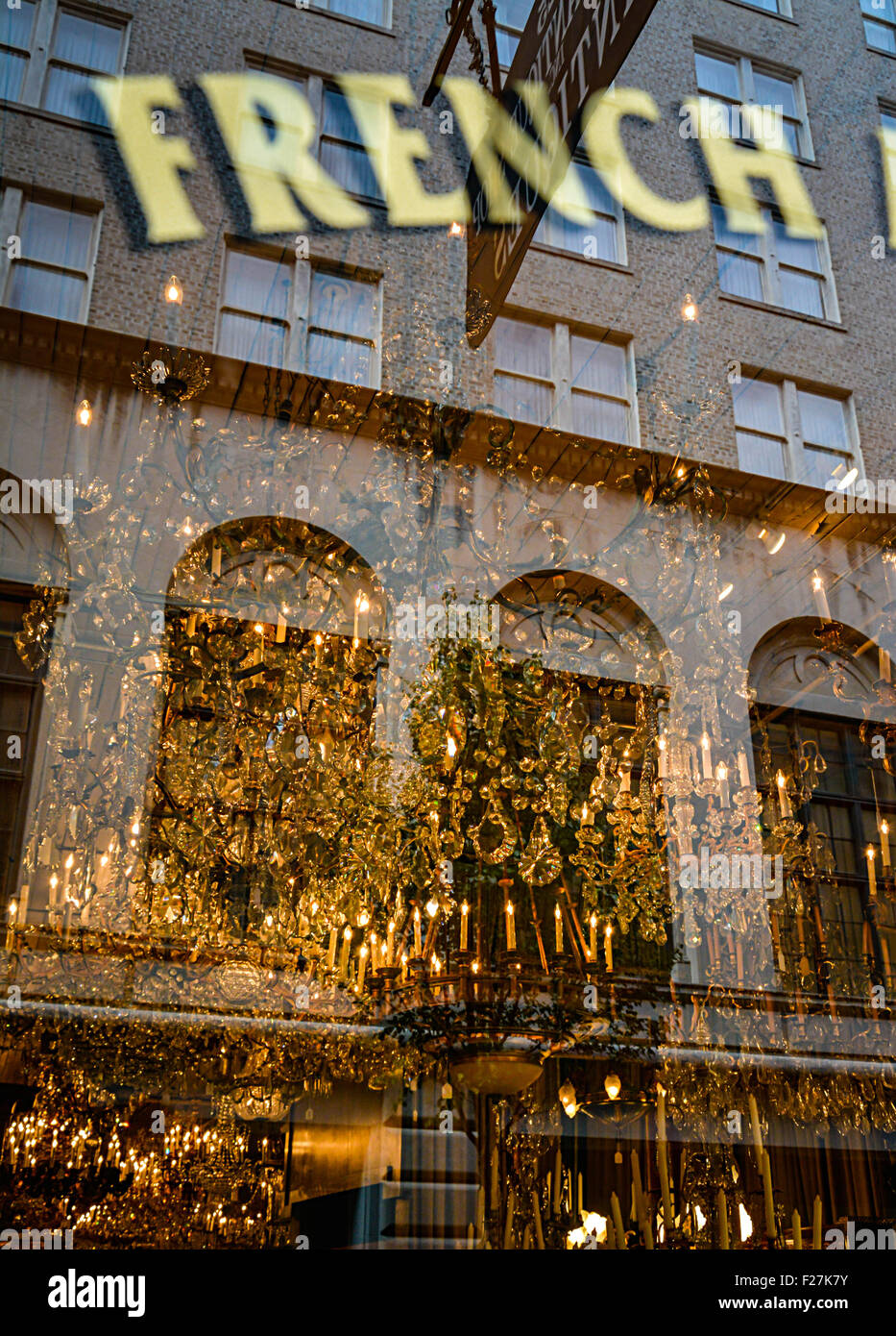 Un lustre opulent peut être vu dans la fenêtre de la boutique reflétant le Français Antique Shop sur Royal Street, New Orleans, LA Banque D'Images