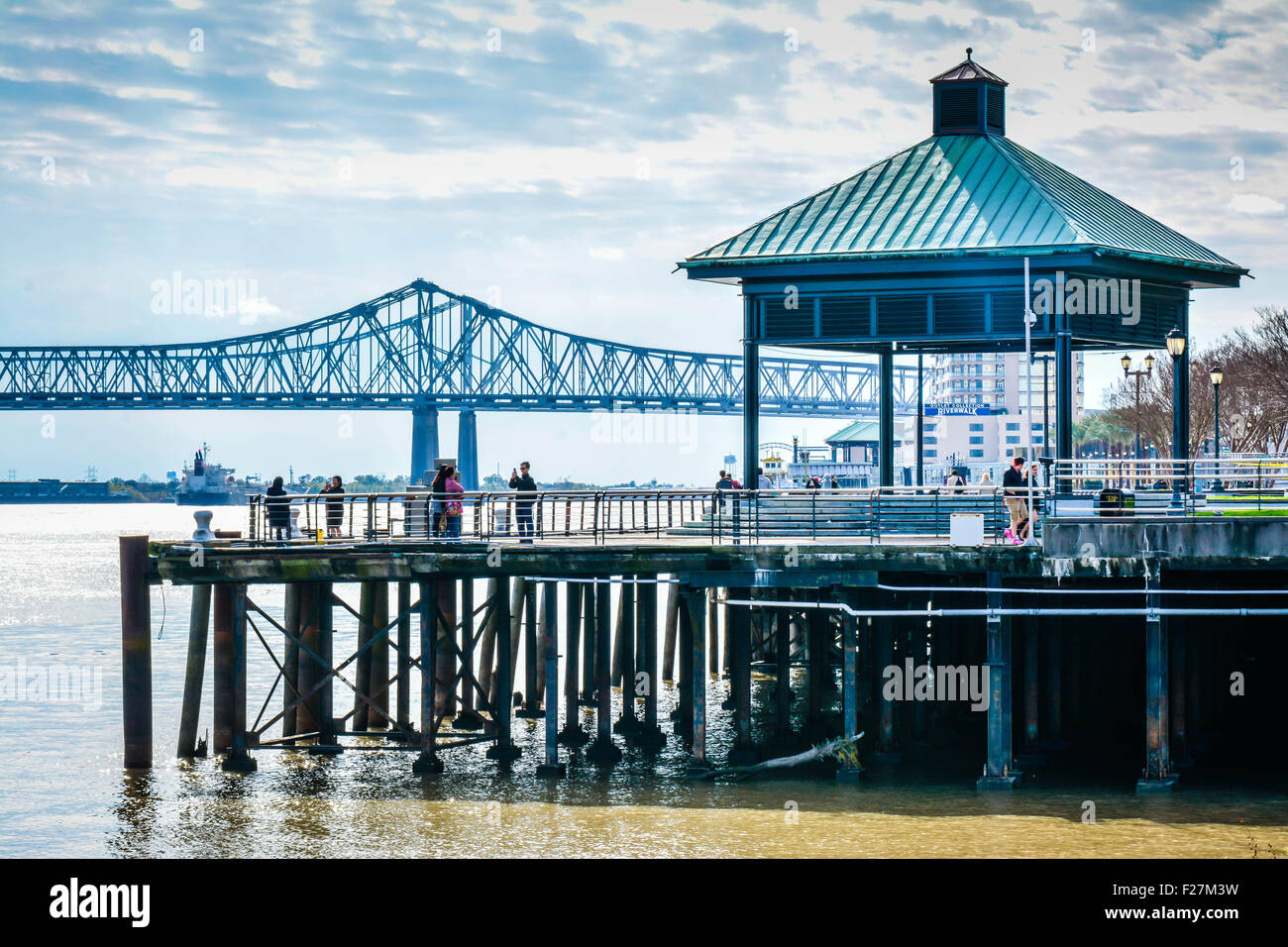 Les personnes bénéficiant de pier surplombant le majestueux fleuve du Mississippi avec le Crescent City Connection Bridge à distance, La Nouvelle-Orléans Banque D'Images