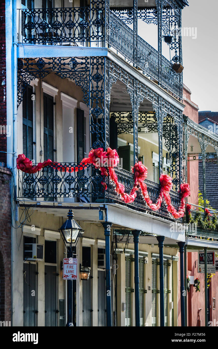 Une maison créole avec des balcons en fer forgé noir avec Red Garland pour les vacances à New Orleans, LA Banque D'Images