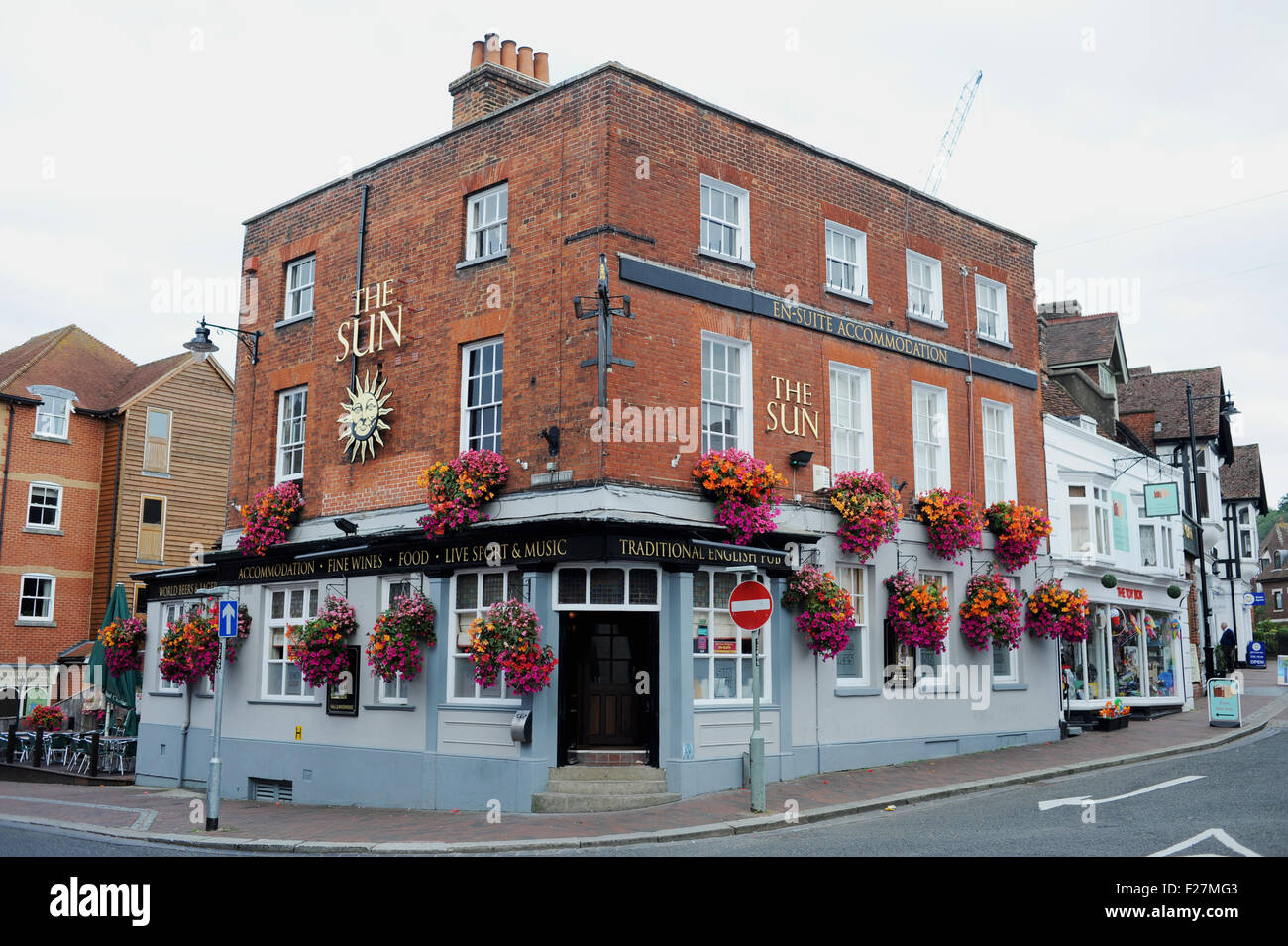 Godalming Surrey UK - le soleil pub dans la High Street Banque D'Images