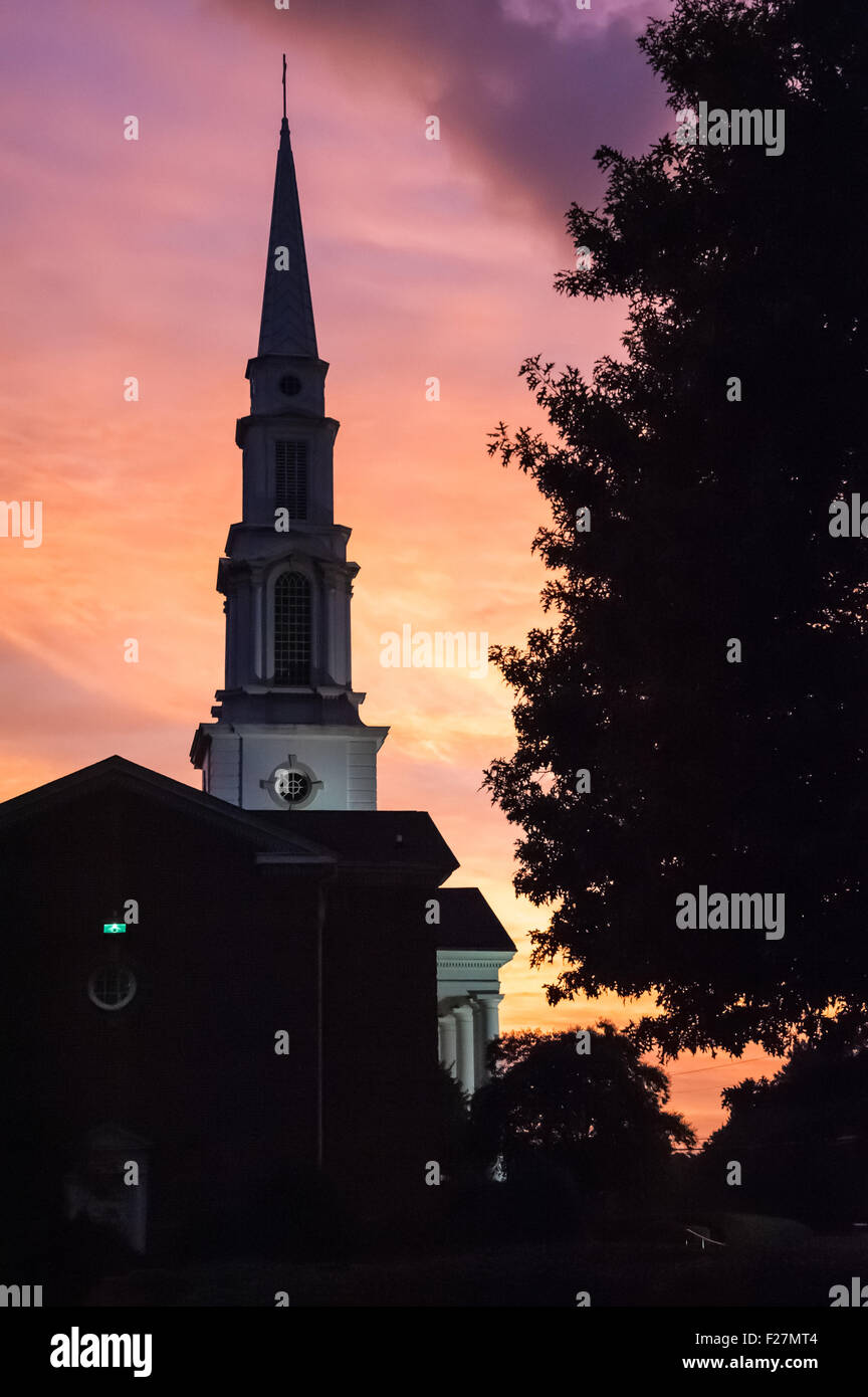 Le grand clocher de la première église baptiste est découpé sur un ciel de coucher du soleil à Snellville, Georgia, USA. Banque D'Images