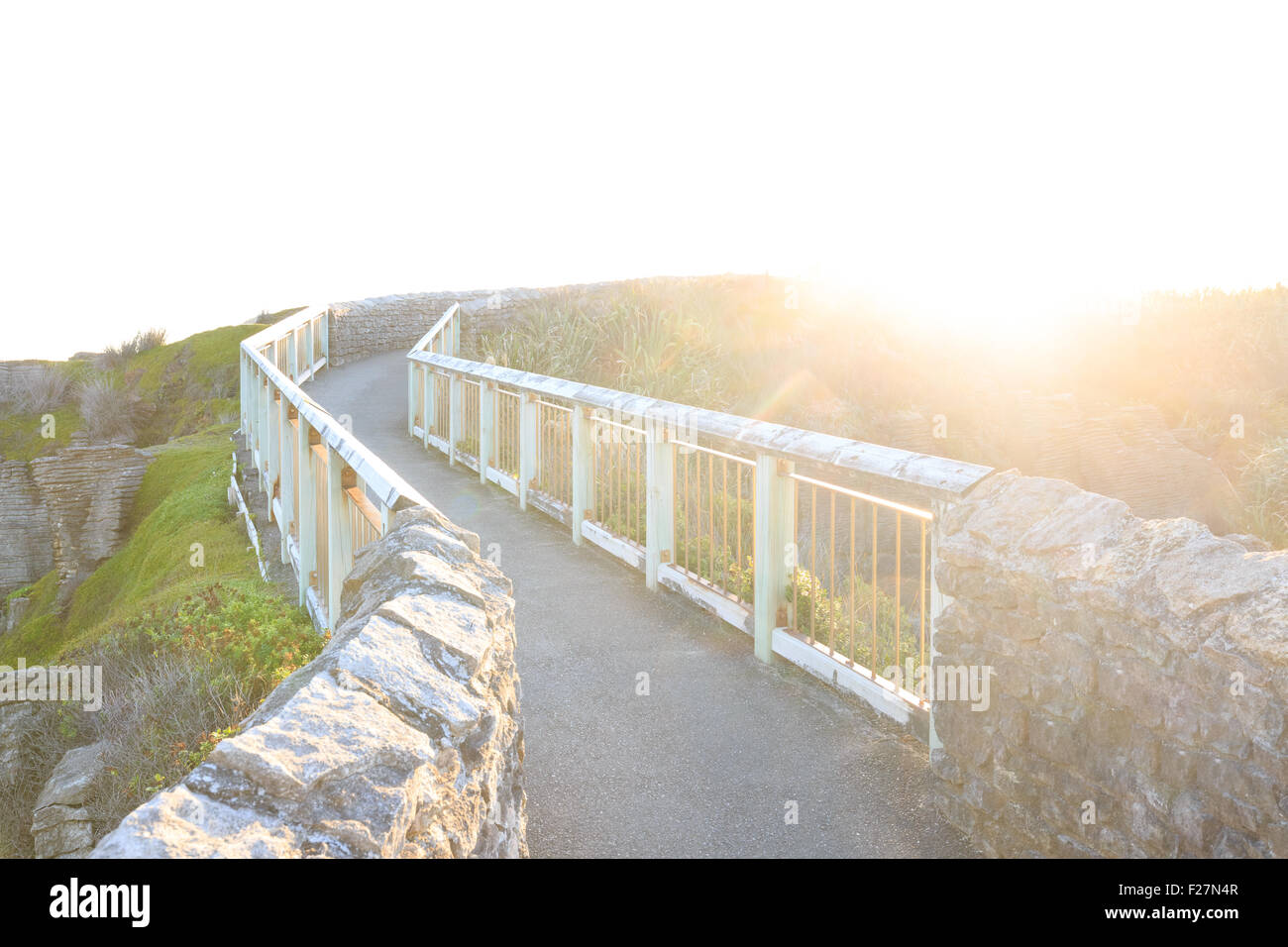 Un chemin a pancake rocks au coucher du soleil en Nouvelle-Zélande, Punakaiki Banque D'Images