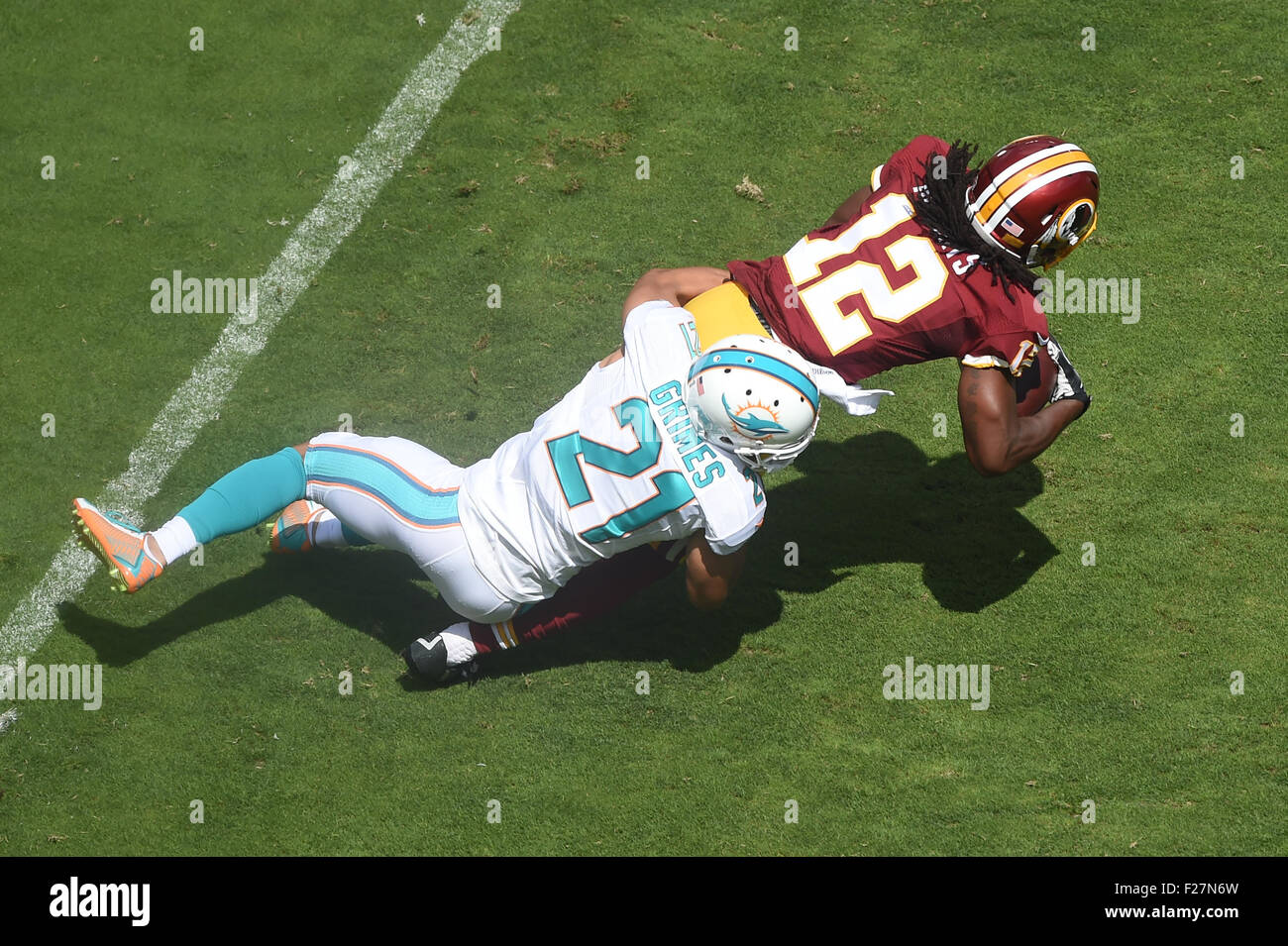 SEP 13, 2015 : Miami Dolphins Brent évoluait Grimes (21) s'attaque aux Redskins de Washington le receveur Andre Roberts (12) durant la saison du duel entre l'ouverture et les Dolphins de Miami, les Redskins de Washington à FedEx Field à Landover, MD. Les Dauphins défait les Redskins 17-10 Banque D'Images