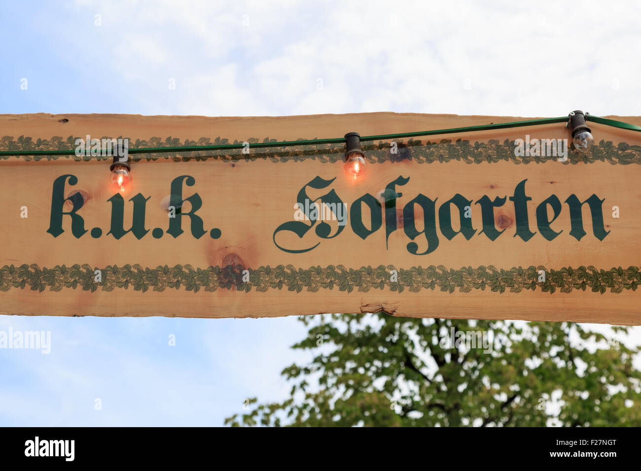L'allemand signe d'un jardin de la bière autrichienne typique avec la bénédiction royale - k.uk. est l'abréviation de 'l'impériale et royale" Banque D'Images