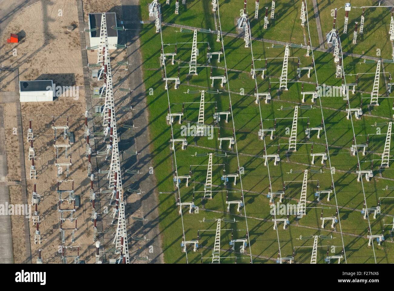 France, Bas Rhin (67), ville de Strasbourg, quartier Illkirch-Graffenstaden, répartition haute tension électrique (vue aérienne) Banque D'Images