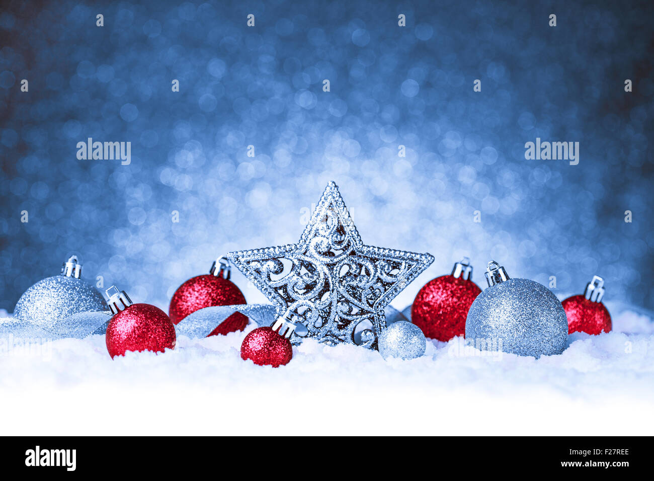 Ornement de Noël dans la neige sur glitter Banque D'Images