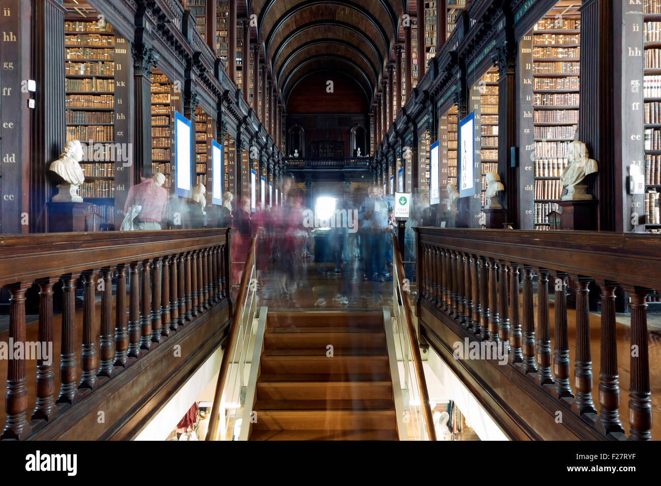 Un flux de visiteurs à l'ancienne bibliothèque Trinity College de Dublin, Irlande Chambre Long Banque D'Images