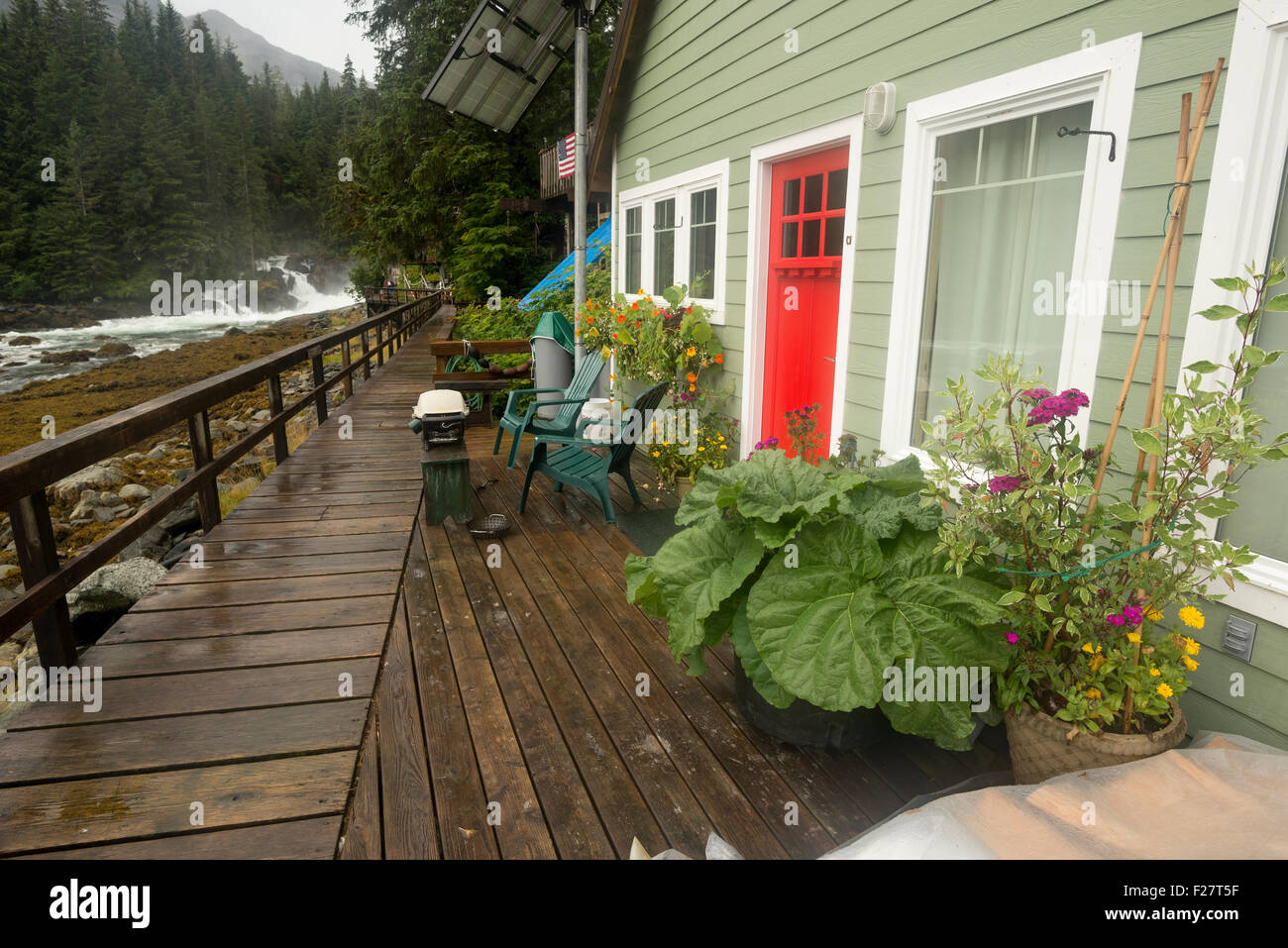 Chambre et la promenade dans la petite communauté de Baranof Warm Springs, Alaska. Banque D'Images