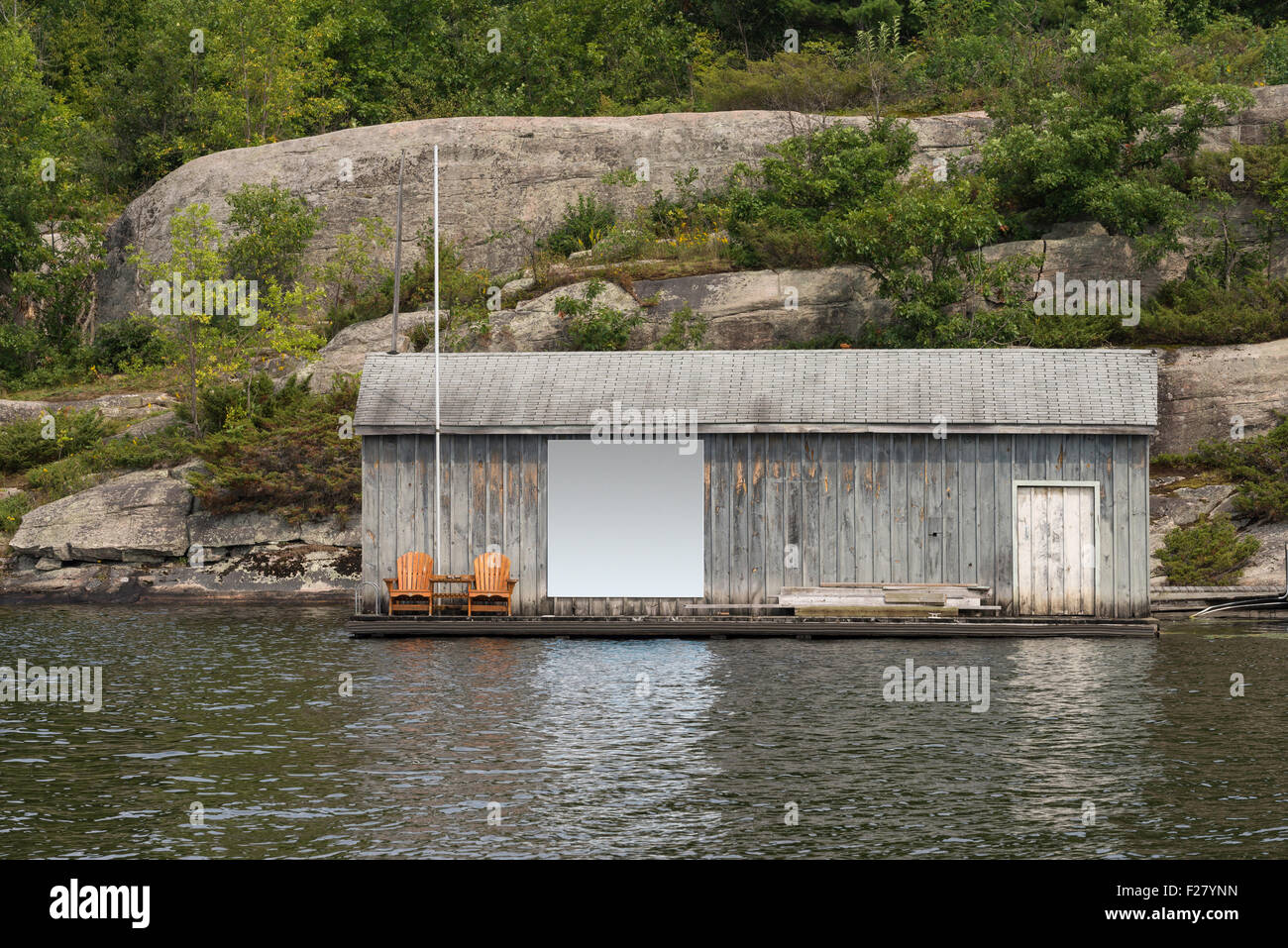 Ancien hangar à bateaux avec deux chaises en bois Banque D'Images