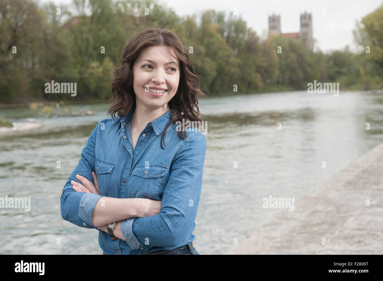 Young woman standing at riverbank, Bavière, Allemagne Banque D'Images