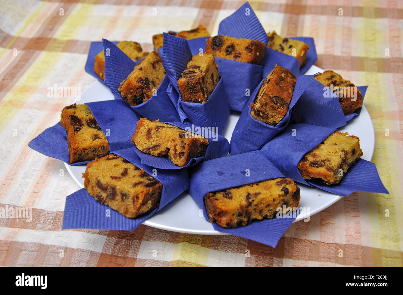 Délicieux gâteau aux fruits maison prêt à servir Banque D'Images