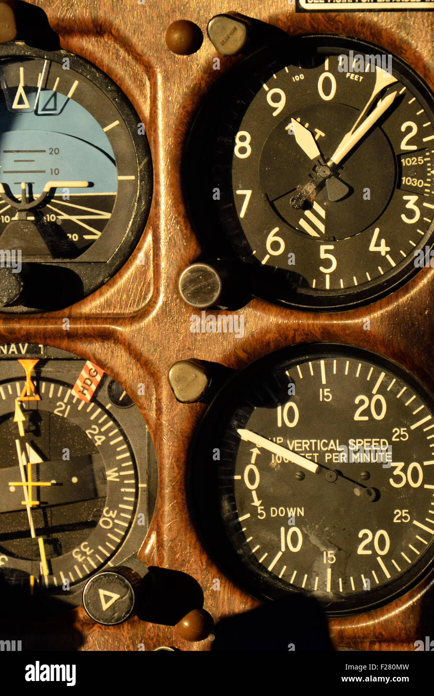 Instruments dans le cockpit de l'avion de Cessna 210 Banque D'Images