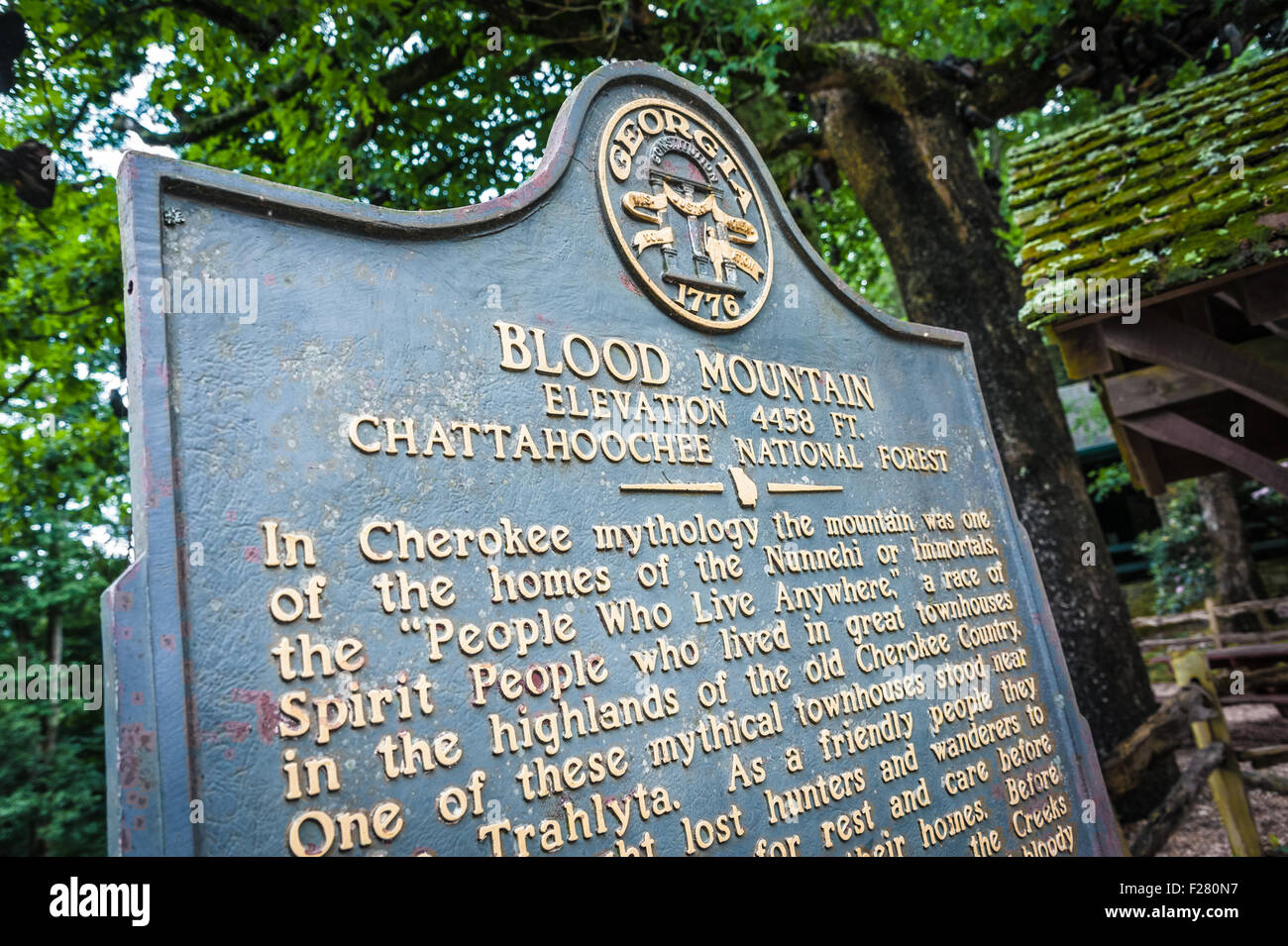 Marqueur historique de Blood Mountain le long de la piste Appalachian au centre des passages à niveau de Walasi-yi Mountain à Neel Gap. (ÉTATS-UNIS) Banque D'Images