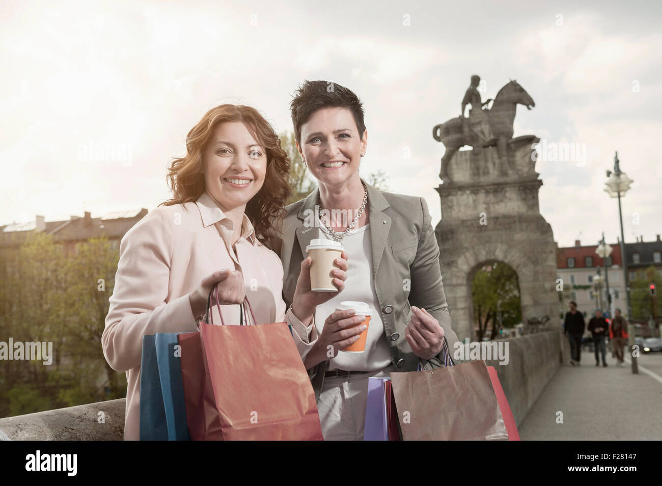 Deux femmes mûres shopping dans la ville avec café, Bavière, Allemagne Banque D'Images