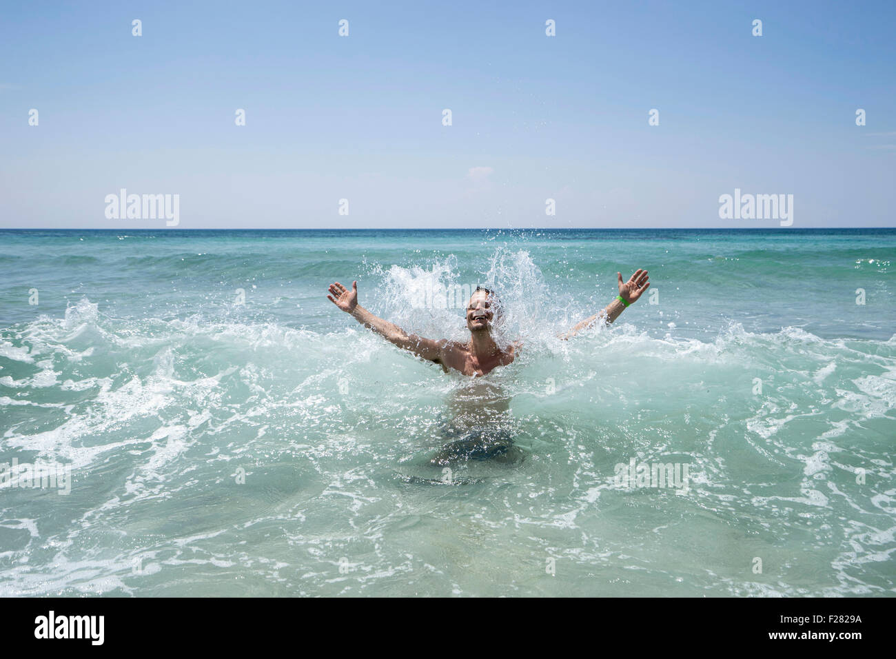 Homme mature piscine en mer, les Pouilles, Italie Banque D'Images