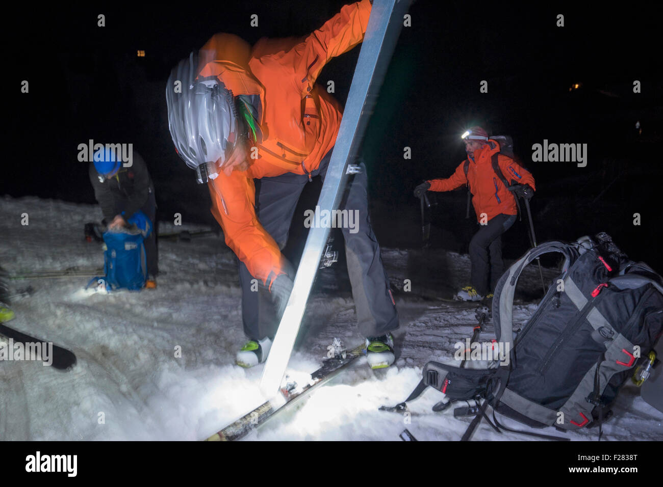 La préparation de randonnée Ski camp site sur la montagne enneigée, Val Gardena, Trentino-Alto Adige, Italie Banque D'Images