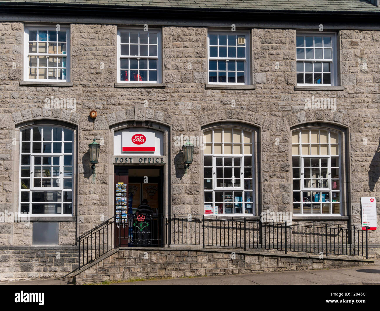 Le bureau de poste à Grange Over Sands Cumbria un important bâtiment construit en pierre Banque D'Images